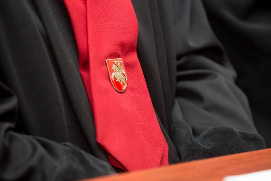 Iš didelės apimties ikiteisminio tyrimo atskirta byla dėl galimos prekybos poveikiu perduota teismui
