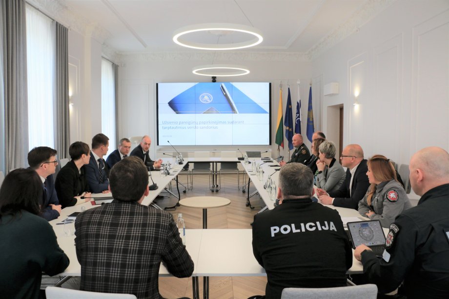 7 institucijų vadovai sutarė aktyviau bendradarbiauti atskleidžiant užsienio pareigūnų papirkimą