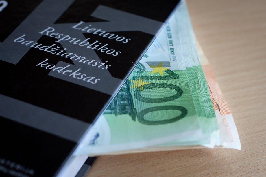 Kyšininkavimu kaltinamam Rokiškio gydytojui prokuratūra prašo skirti 75 000 eurų baudą