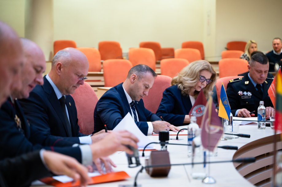 Septynių institucijų ir MRU susitarimas rengti elitinius saugumo specialistus – atsakas...